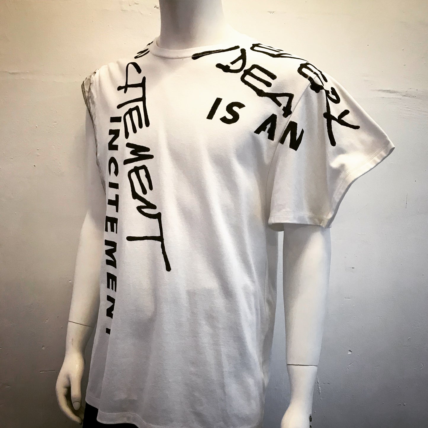 スローガンプリント入りTシャツ